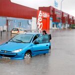 En la imagen, la inundación del polígono Francolí, en Tarragona, que afectó a diversos vehículos