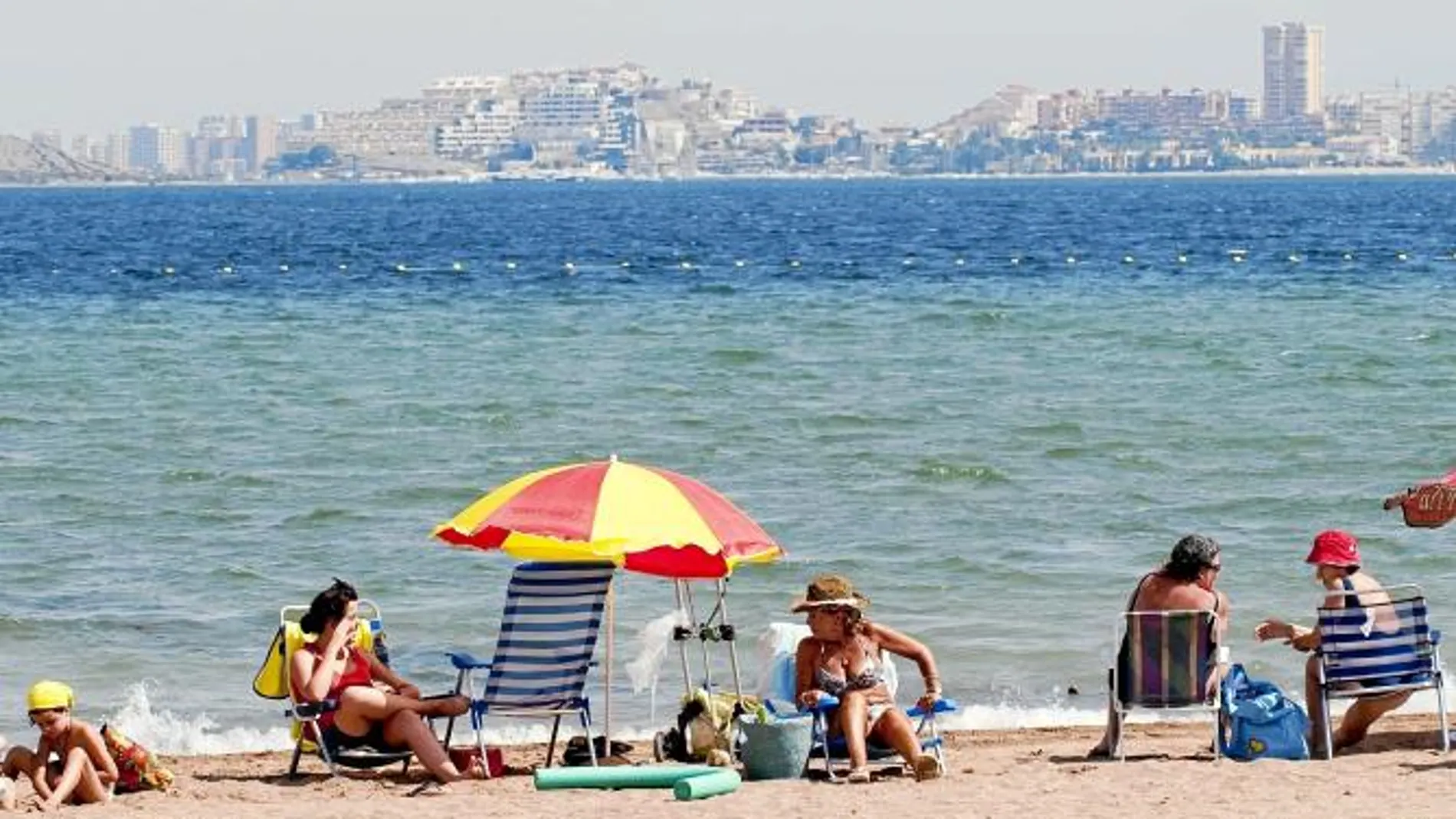 Los turistas disfrutan de las playas de la Región en el último día del puente