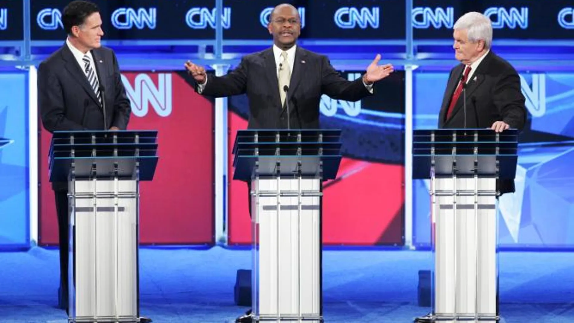 Cain, en el centro, durante uno de los debates