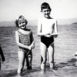 Mariano Rajoy, con sus hermanos en la playa, en una fotografía de su libro «En confianza», sus memorias políticas y personales