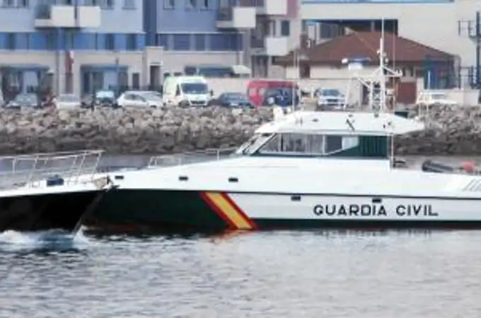 Una patrullera de la Guardia Civil colisiona con una baliza del aeropuerto de Gibraltar
