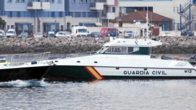 Una patrulla de la Guardia Civil junto a una de la Royal Gibraltar Police