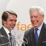 Aznar entregó a Vargas Llosa el Premio FAES de la Libertad