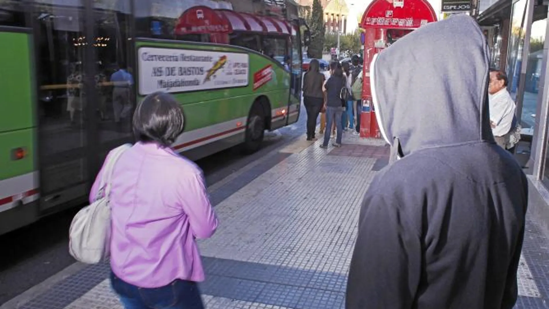 El violador espera a sus vícitmas en una céntrica parada de autobús de Majadahonda y las sigue hasta calles poco transitadas para asaltarlas
