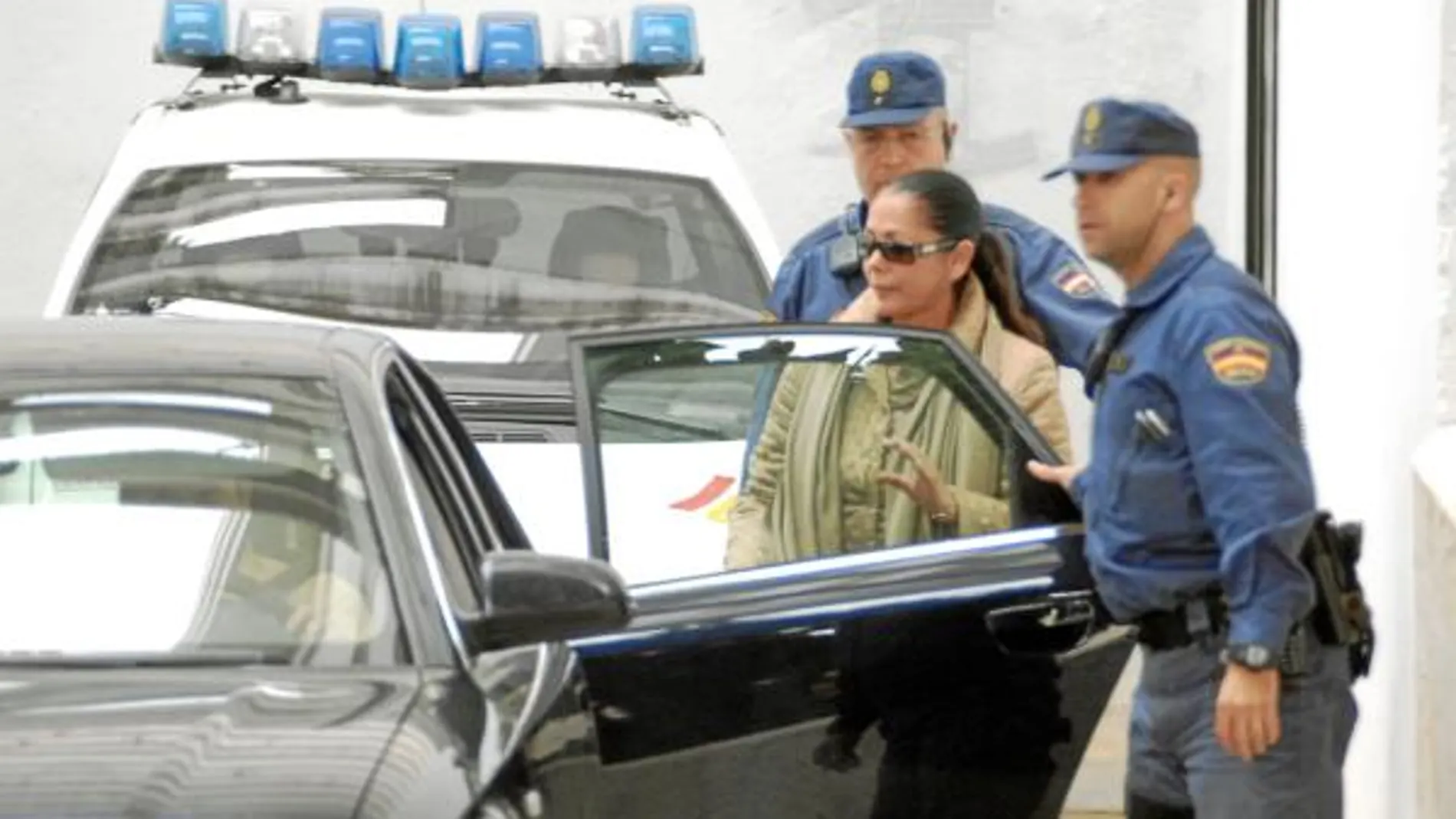 Isabel Pantoja, saliendo de los juzgados de Marbella en mayo de 2007 al quedar en libertad tras abonar una fianza de 90.000 euros