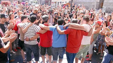 Los cinco mineros encerrados desde el pasado 4 de junio en los despachos del PSOE de la Diputación de León fueron recibidos entre aplausos por decenas de personas a su salida de la Institución Provincial