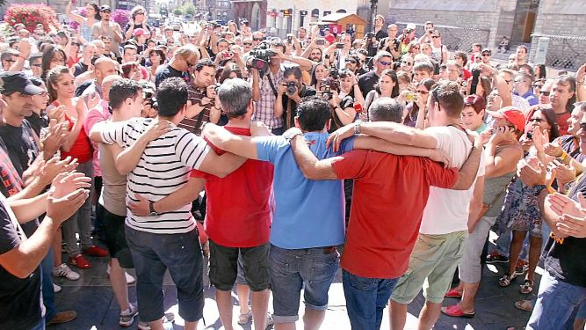 Los cinco mineros encerrados desde el pasado 4 de junio en los despachos del PSOE de la Diputación de León fueron recibidos entre aplausos por decenas de personas a su salida de la Institución Provincial