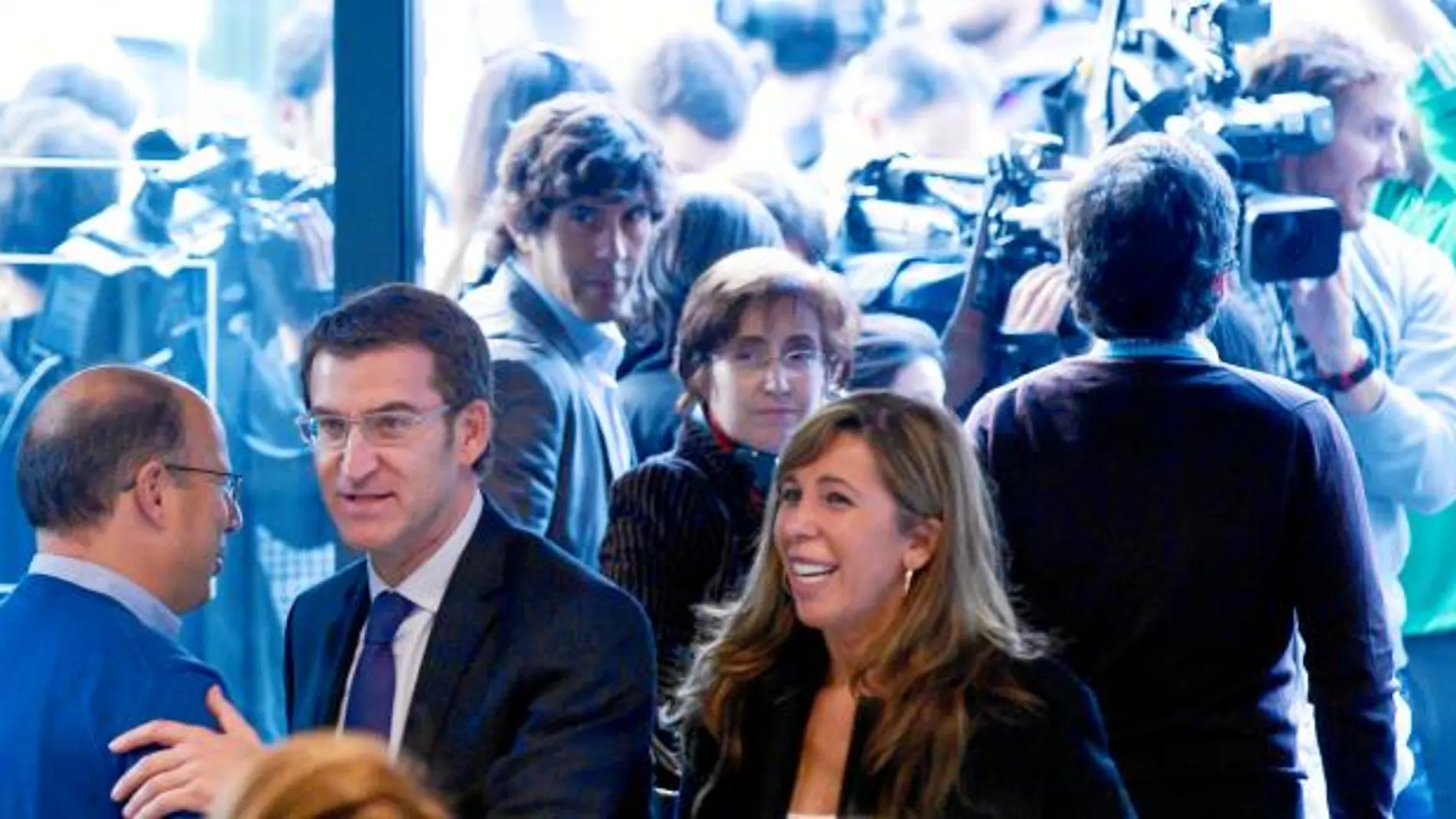 Alberto Núñez Feijóo, acompañado por la presidenta del Partido Popular en Cataluña, Alicia Sánchez-Camacho, entra en la sede madrileña del PP, ayer, para asistir a la reunión del Comité Ejecutivo Nacional tras su victoria en Galicia