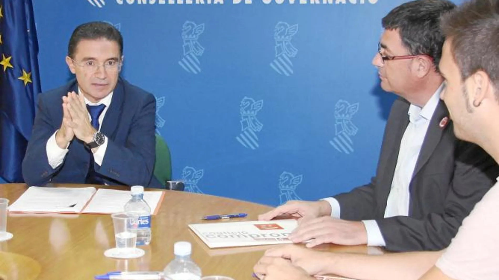 El conseller Serafín Castellano se reunió ayer con el portavoz del Compromís, Enric Morera, para debatir la reforma del Estatuto