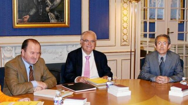 Les Corts ahorrarán 163000 euros en alquileres de coches
