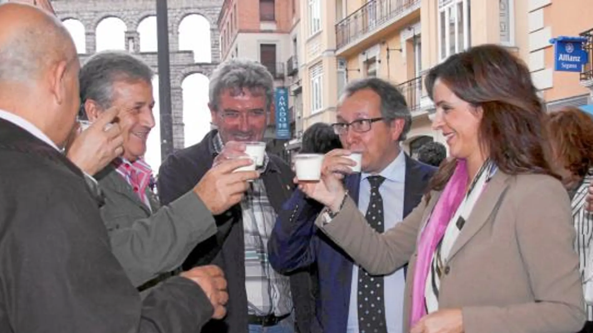 Silvia Clemente degusta en Segovia la Leche «Tierra de Sabor», junto a Julio López y Aurelio Pérez, entre otras personalidades