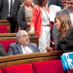 Nadal y Sánchez-Camacho, ayer, durante un instante del pleno del Parlament que evidenció que PSC y PP también pueden entenderse