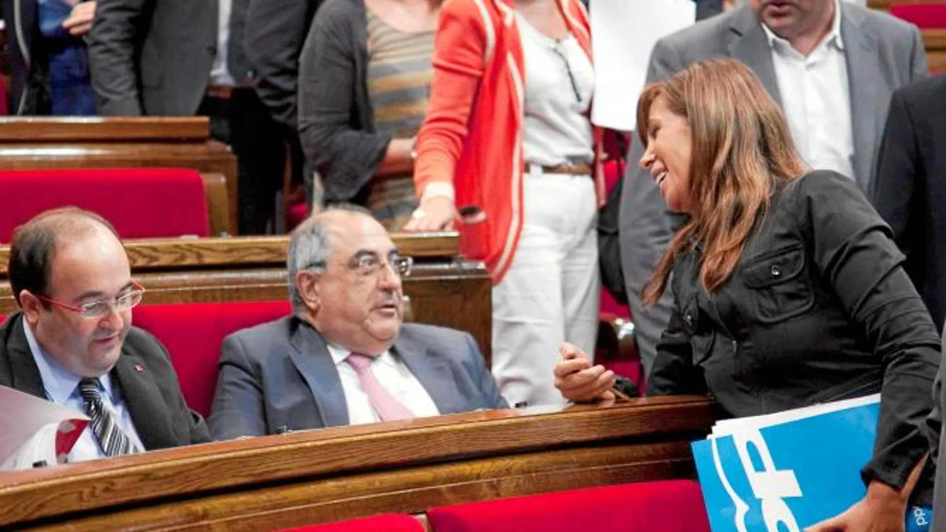 Nadal y Sánchez-Camacho, ayer, durante un instante del pleno del Parlament que evidenció que PSC y PP también pueden entenderse