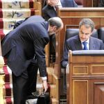 Alfredo Pérez Rubalcaba, en una imagen de archivo, junto al presidente del Gobierno, concentrado en la lectura de unos documentos