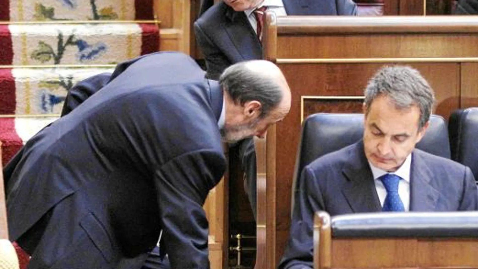 Alfredo Pérez Rubalcaba, en una imagen de archivo, junto al presidente del Gobierno, concentrado en la lectura de unos documentos