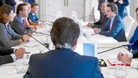 El presidente regional, Ignacio González, en su primer Consejo de Gobierno flanqueado por Salvador Victoria (dcha.) y Enrique Ossorio (izda.)