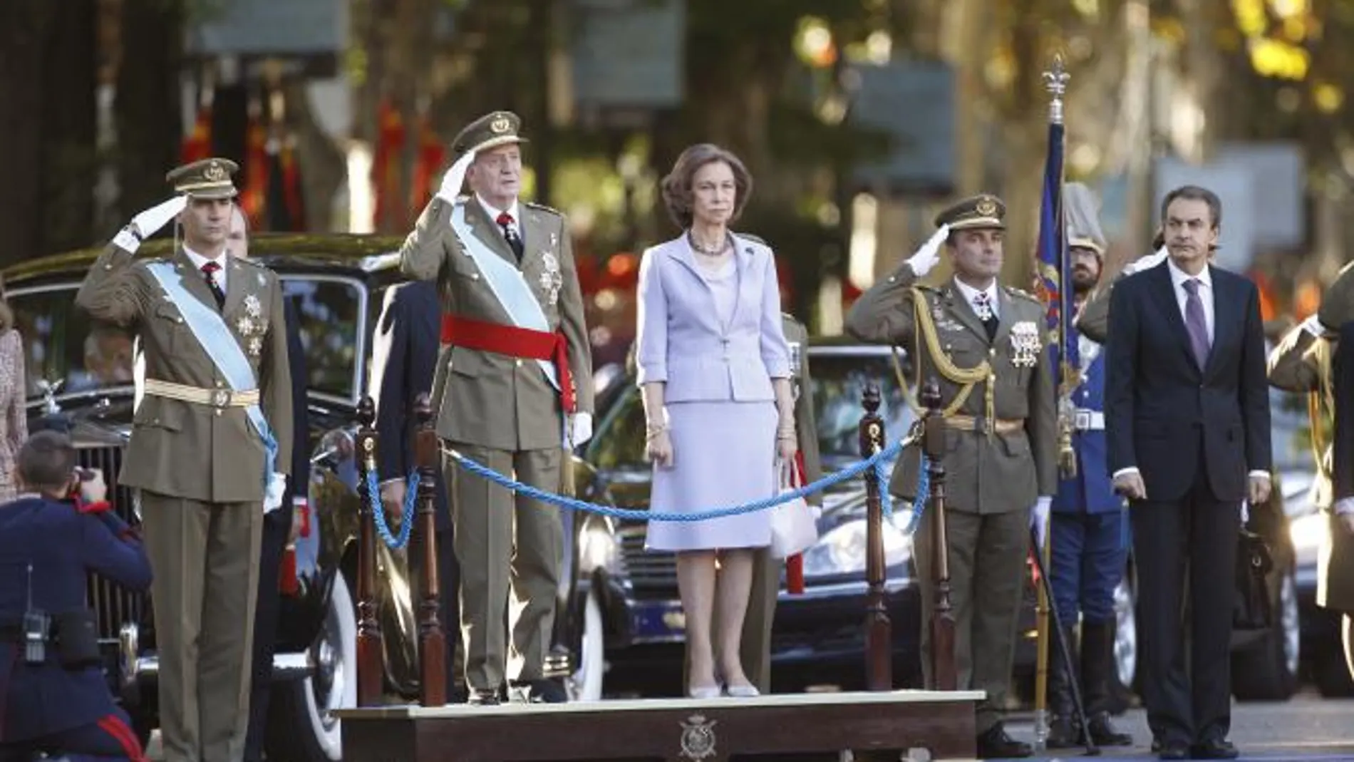 Los Reyes y el presidente del Gobierno al inicio de la parada militar
