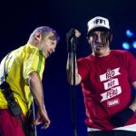 Anthony Kiedis, a la derecha, y Michael 'Flea' Balzary, ayer, en su concierto en Río