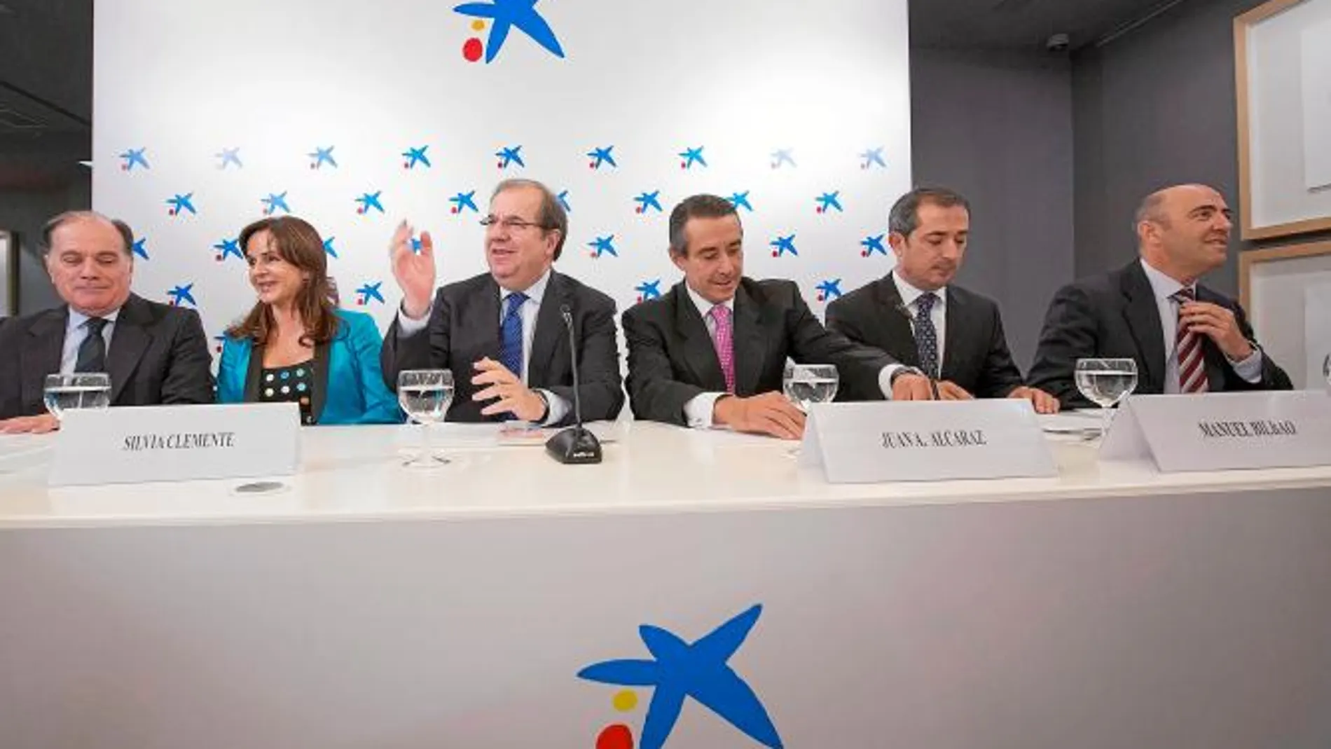 Juan Vicente Herrera, con sus consejeros Tomás Villanueva y Silvia Clemente y los directivos de CaixaBank, Juan Antonio Alcaraz y Juan Bilbao.