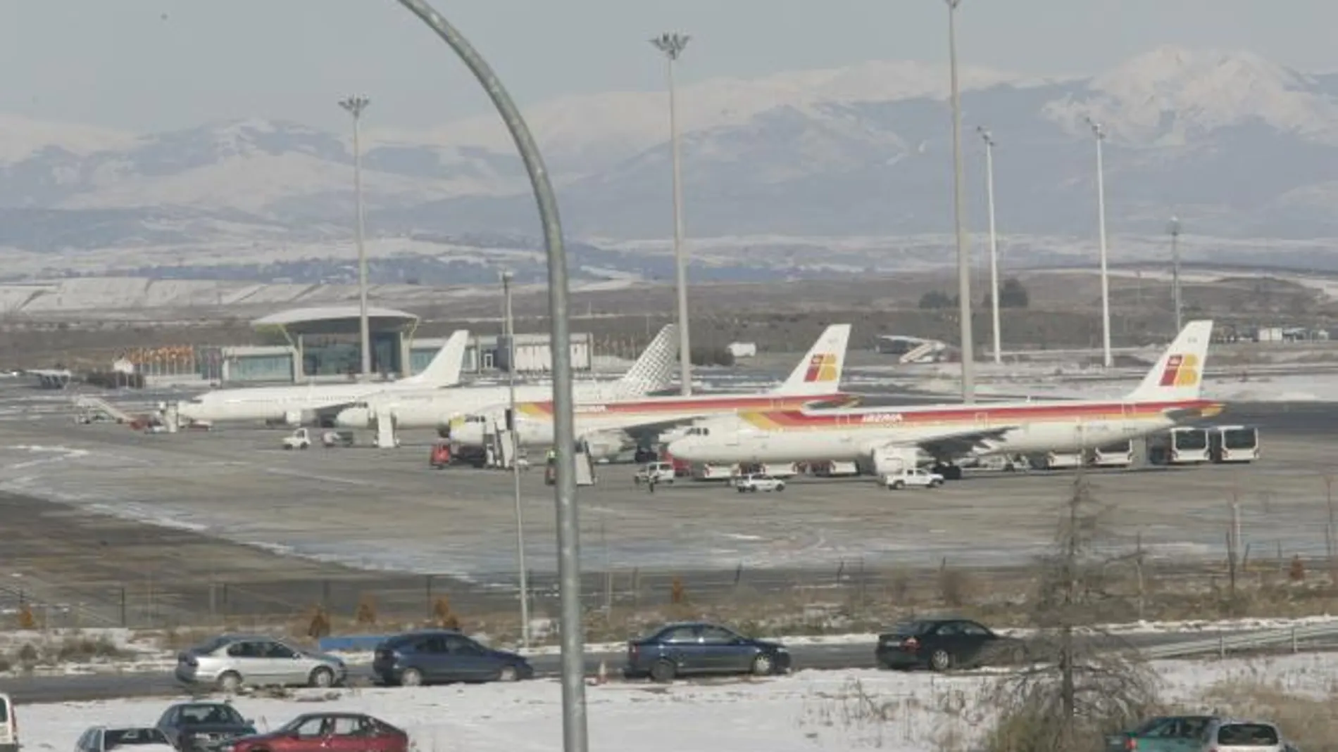 Aviones de Iberia y Vueling en la T-4 del aeropuerto de Madrid Barajas