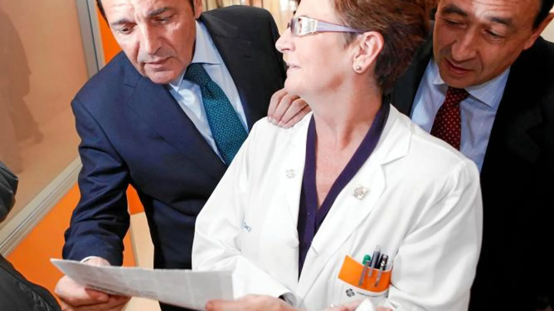 El consejero Sáez Aguado, con la procuradora Canto Benito -subinspectora del Hospital de Soria- y Manuel López