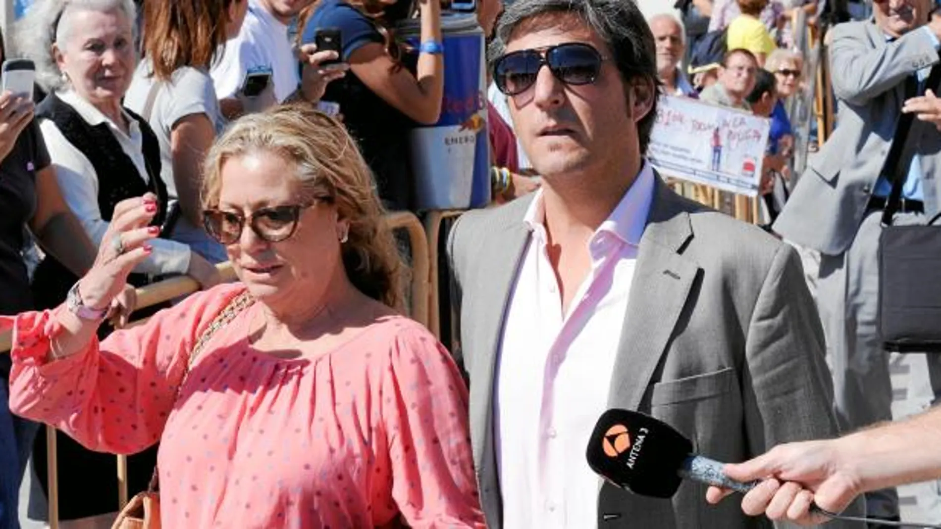 Maite Zaldívar, ayer, a la salida de la Audiencia Provincial de Málaga, junto a su actual pareja, Fernando Marcos, evitó las preguntas de los periodistas