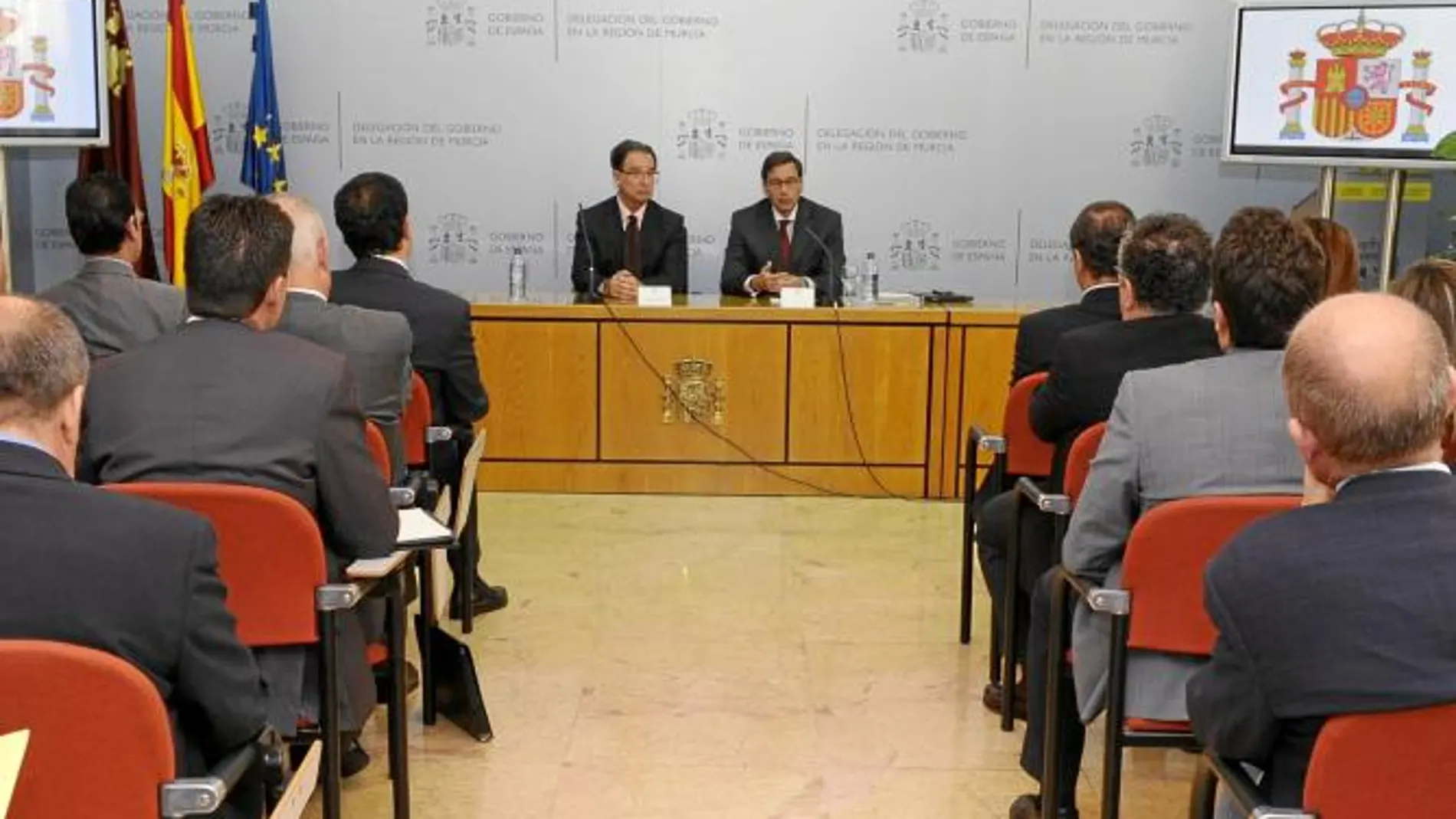 El delegado del Gobierno, Joaquín Bascuñana, y el subsecretario de Interior, Luis Aguilera, ayer en Murcia