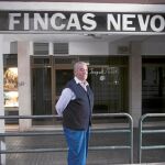 Manuel Nevot, uno de los empresarios multados por rotular en castellano, ayer, ante su negocio