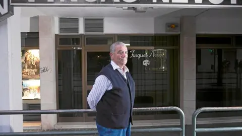 Manuel Nevot, uno de los empresarios multados por rotular en castellano, ayer, ante su negocio