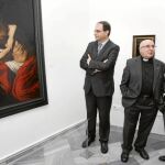 El gerente de la Fundación Cajamurcia, Pascual Martínez, junto al director del Museo de Montserrat, José Calasanz y, el comisario de la exposición, Cristóbal Belda, contemplan el famoso San Jerónimo penitente de Caravaggio