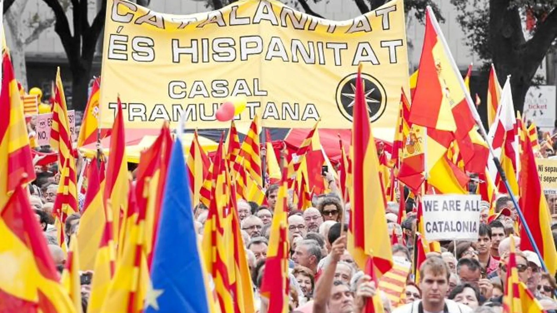 La marcha del 12 de octubre resultó un éxito y la plaza Cataluña y alrededores se llenaron con más de 65.000 personas