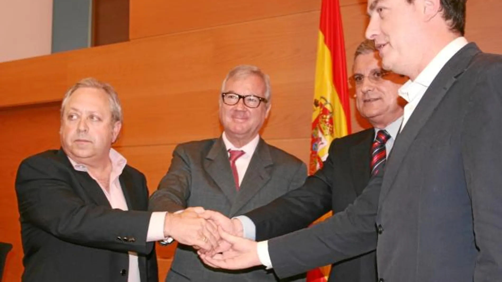 Valcárcel (centro) junto a los líderes sindicales de UGT (izq) y CC.OO. (drch), en una imagen de archivo