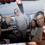 Elías Jaua enseña sonriente una fotografía con Fidel Castro y su familia dentro de un automóvil