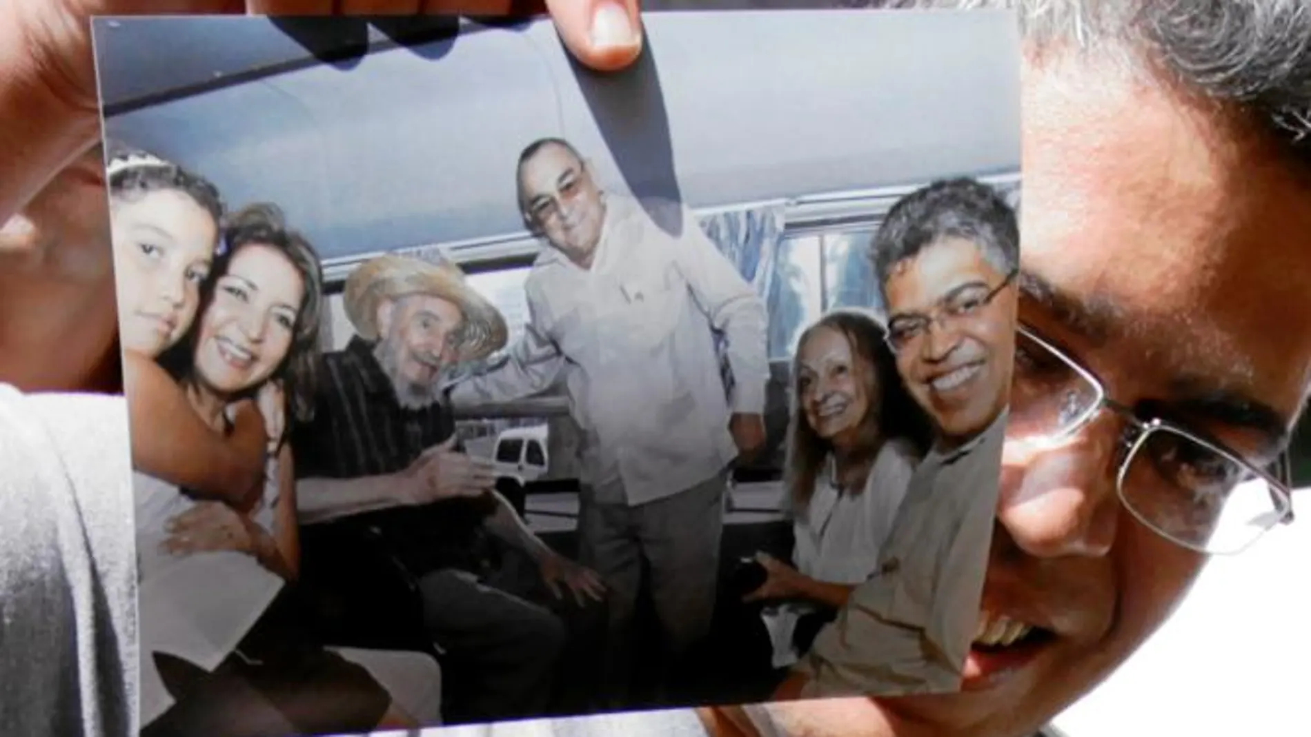 Elías Jaua enseña sonriente una fotografía con Fidel Castro y su familia dentro de un automóvil