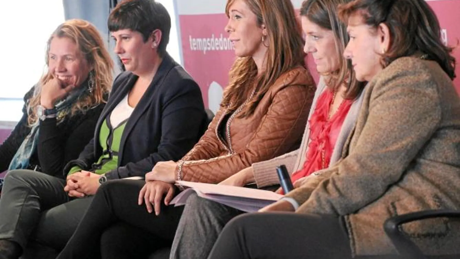 La candidata del PP, Alicia Sánchez-Camacho, acompañada de las integrantes de Temps de Dones