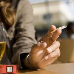 Galicia prohíbe fumar en la calle si no se garantiza la distancia social
