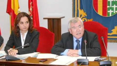 Pedro Castro, junto a su hijo y ex edil de Hacienda de Getafe (dcha.) y la actual secretaria general del PSOE, Sara Hernández (izda.)