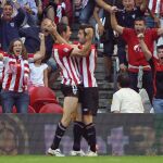 El centrocampista del Athletic de Bilbao Igor Gabilondo (i) celebra con un compañero la consecución del primer gol