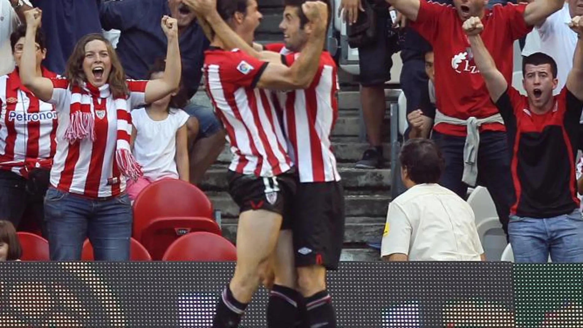 El centrocampista del Athletic de Bilbao Igor Gabilondo (i) celebra con un compañero la consecución del primer gol