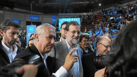 El presidente del PP y candidato a la Presidencia del Gobierno, Mariano Rajoy, junto al presidente del PP-Andalucía, Javier Arenas