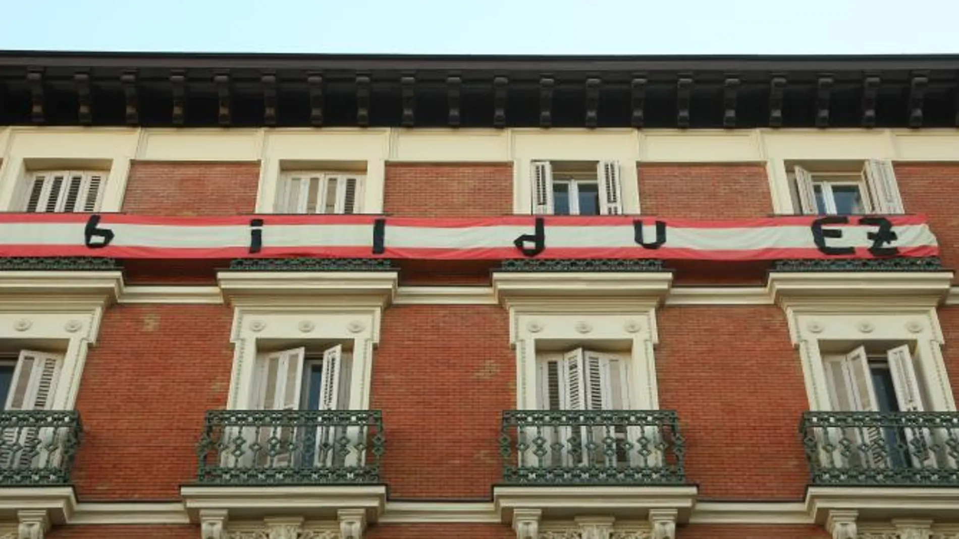 Un balcón frente al Ministerio del Interior lucía ayer una bandera de España con el lema «Bildu ez» («Bildu no»)