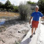 Un agricultor lorquino muestra cómo el agua ha acabado con su zona agrícola