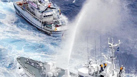 Un barco japonés ahuyenta a un pesquero taiwanés que se acercaba a las islas Diaoyu/Senkaku, en una imagen de archivo