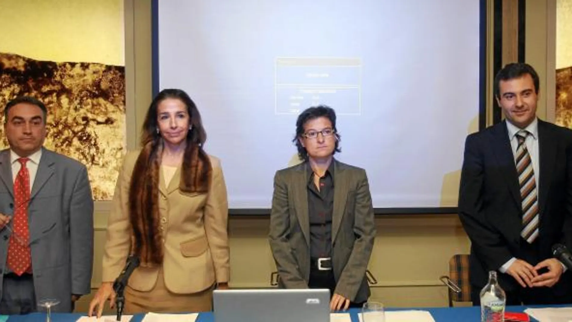 uan Ignacio Fernández, fiscal de Menores de Valladolid; Ángeles Velasco, letrada del CGPJ; y la psicóloga María Antonia Tejedor, antes de la mesa redonda