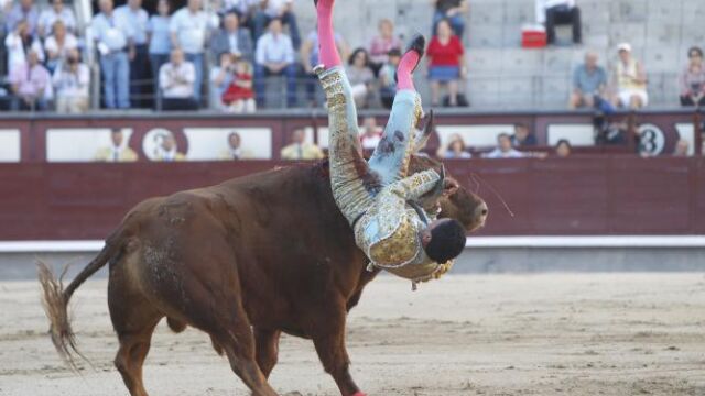 El azteca Fermín Spínola fue encunado de fea manera por el primer astado de Valdefresno