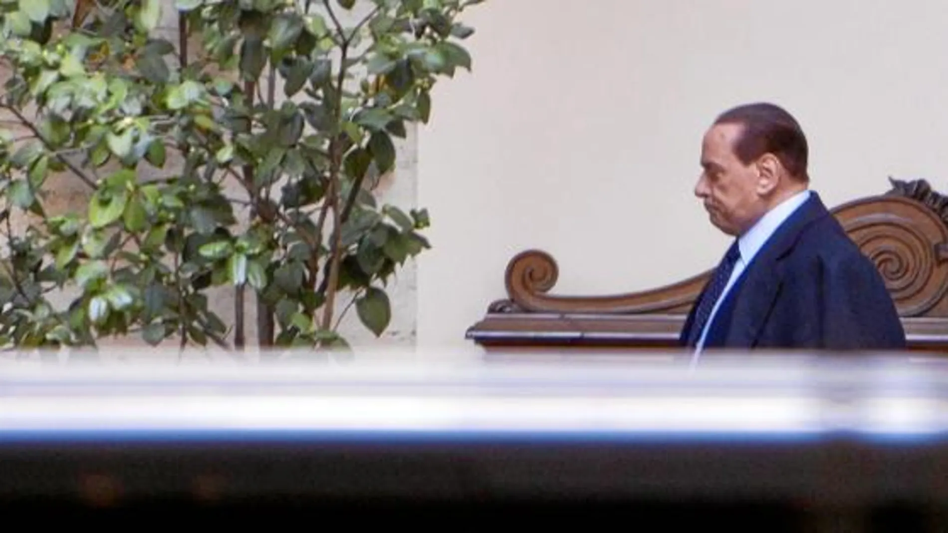 Berlusconi llega al almuerzo con su sucesor, Mario Monti, para tratar el traspaso de poderes del Gabinete