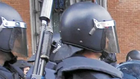 Los cascos de las dotaciones de la UIP no son nada moldeables. Diseñados para aguantar pedradas y botellazos, hay que dar un golpe muy fuerte para conseguir hundirlos