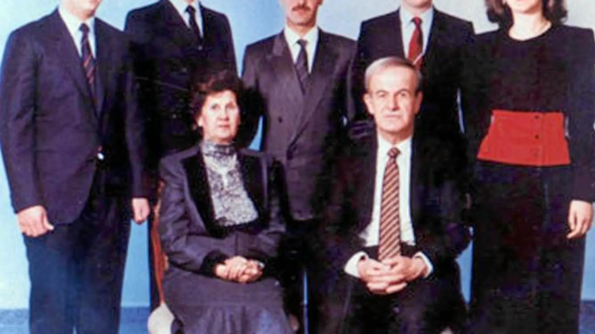 El fallecido Hafez Al Asad, junto a su esposa y sus cinco hijos, en una foto oficial de 1994
