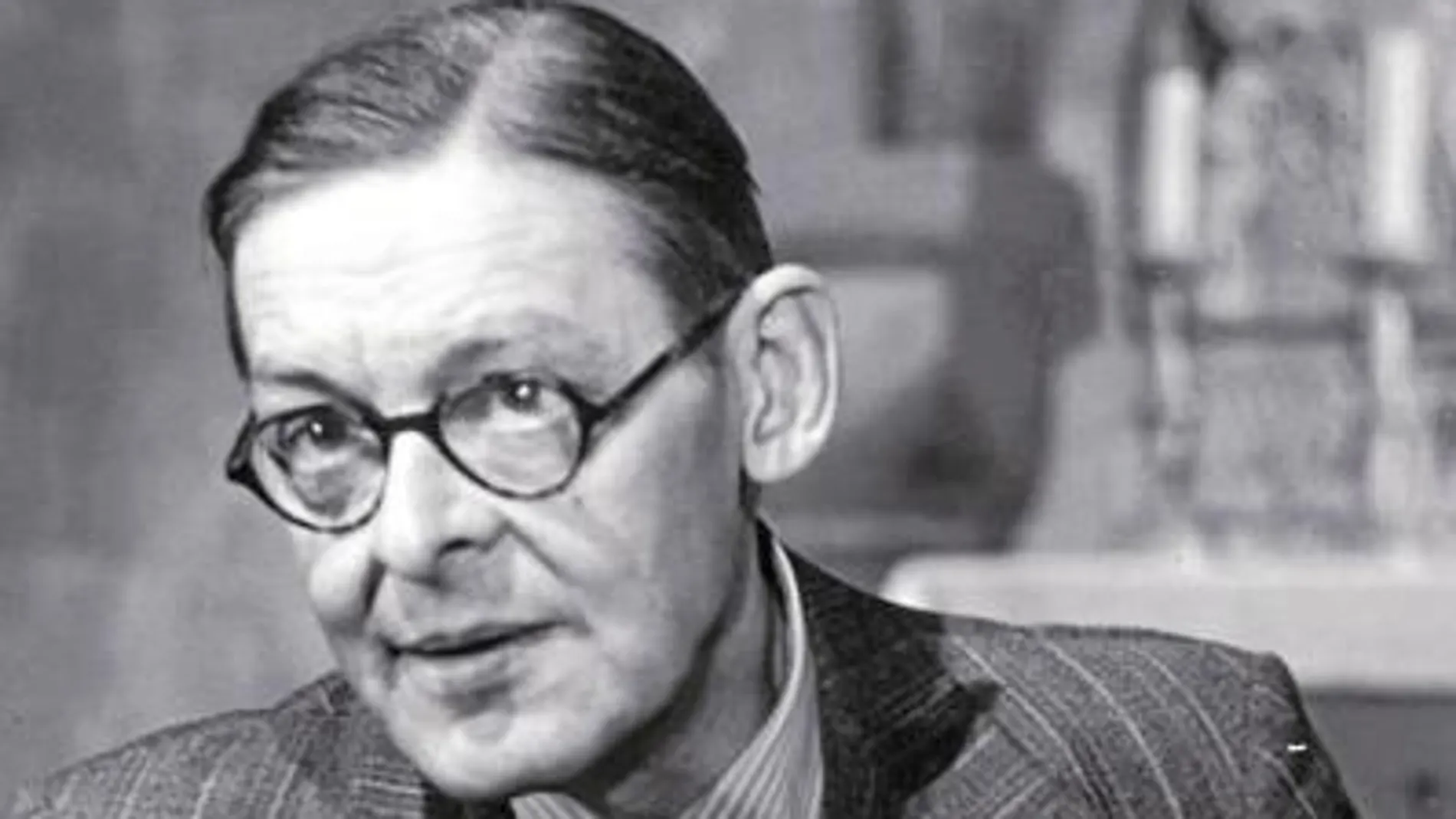 Eliot publicó reseñas desde su juventud
