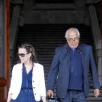 Carlos Morín y su mujer, María Luisa Durán, saliendo de la Audiencia de Barcelona ayer